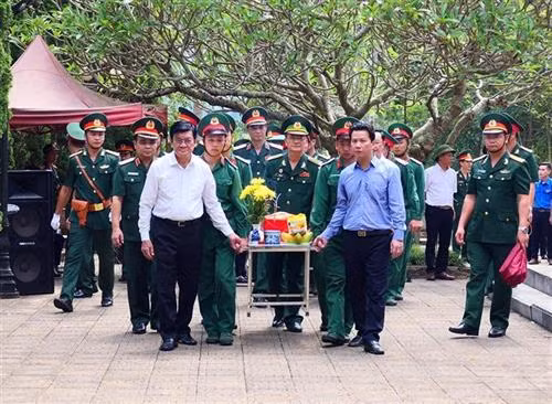 Nguyên Chủ tịch nước Trương Tấn Sang và lãnh đạo tỉnh Hà Giang cùng các đại biểu đưa hài cốt các liệt sỹ về an táng tại Nghĩa trang Liệt sỹ quốc gia Vị Xuyên (Hà Giang). Ảnh: Minh Tâm - TTXVN
