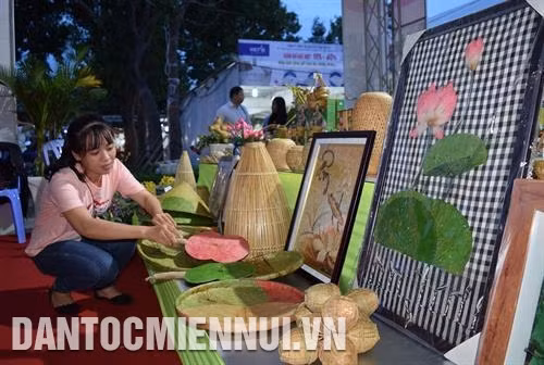 Lâu nay, bà con nông dân ở vùng ngập lũ tỉnh Đồng Tháp đã chọn sen làm cây phát triển kinh tế hộ gia đình. Ảnh: Nguyễn Văn Trí Các sản phẩm được chế biến, sáng tạo từ sen như: trà sen, tranh sen... giờ đây đã trở thành "đặc sản" nổi tiếng ở tỉnh Đồng Tháp. Ảnh: Nguyễn Văn Trí