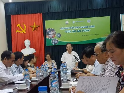 GS.TS Vũ Hoan, Chủ tịch Liên hiệp các Hội Khoa học và Kỹ thuật Hà Nội, phát biểu tại Hội nghị triển khai chương trình "Bữa ăn an toàn". Ảnh hanoimoi.com.vn