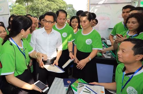 Phó Thủ tướng Vũ Đức Đam trao đổi với các doanh nghiệp. Ảnh: Tuấn Kiệt - TTXVN