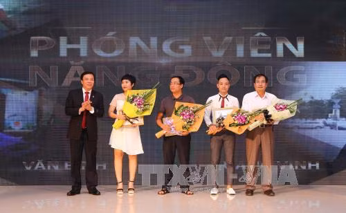 Ông Nguyễn Thiện Thuật, Giám đốc Trung tâm Truyền hình Thông tấn xã trao giải Phóng viên năng động. Ảnh: Danh Lam – TTXVN