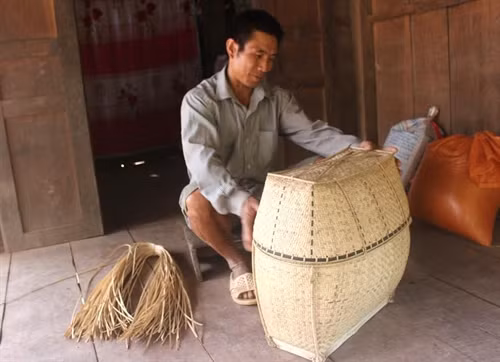Anh Lò Văn Hiền kiểm tra bem trước khi giao cho khách hàng.