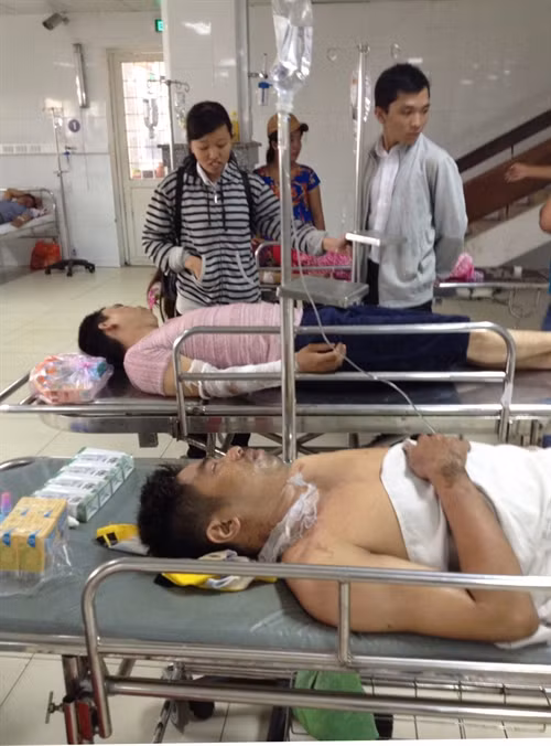Các nạn nhân bị bỏng đang được điều trị tại khoa cấp cứu Bệnh viên đa khoa tỉnh Bình Dương. Ảnh: Nguyễn Văn Việt- TTXVN