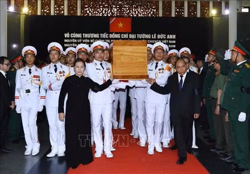 Thủ tướng Nguyễn Xuân Phúc và Chủ tich Quốc hội Nguyễn Thị Kim Ngân chuyển linh cữu nguyên Chủ tịch nước, Đại tướng Lê Đức Anh ra linh xa. Ảnh: Thống Nhất – TTXVN