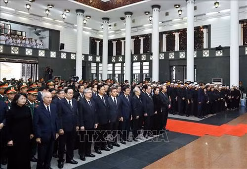 Các đồng chí lãnh đạo Đảng và Nhà nước, nguyên lãnh đạo Đảng và Nhà nước cùng các đại biểu và gia quyến nguyên Chủ tịch nước, Đại tướng Lê Đức Anh dự Lễ truy điệu. Ảnh: Thống Nhất – TTXVN