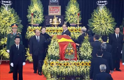 Các đồng chí lãnh đạo Đảng, Nhà nước đi quanh linh cữu, tiễn biệt nguyên Chủ tịch nước, Đại tướng Lê Đức Anh. Ảnh: TTXVN