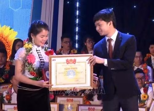 Hà Thị Thinh nhận giải "Sao tháng Giêng" năm 2018 do Trung ương Trung ương Hội Sinh viên Việt Nam trao tặng. Ảnh: Diệp Anh – TTXVN