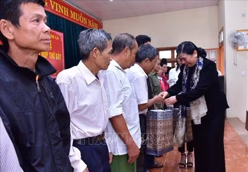 Phó Chủ tịch Thường trực Quốc hội Tòng Thị Phóng tặng quà cho 18 gia đình liệt sỹ trên địa bàn xã Hát Lót, huyện Mai Sơn (tỉnh Sơn La). Ảnh: Diệp Anh – TTXVN