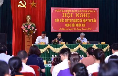 Phó Chủ tịch Thường trực Quốc hội Tòng Thị Phóng cùng Đoàn đại biểu Quốc hội tỉnh Sơn La tại buổi tiếp xúc cử tri. Ảnh: Diệp Anh - TTXVN