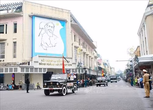 Đoàn xe đưa linh cữu nguyên Chủ tịch nước, Đại tướng Lê Đức Anh đi qua tuyến phố Tràng Tiền - Hàng Khay (Hà Nội). Ảnh: Thanh Tùng-TTXVN