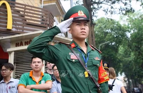 Chiến sỹ quân đội nhân dân Việt Nam kính chào nguyên Chủ tịch nước, Đại tướng Lê Đức Anh lần cuối. Ảnh: Thanh Tùng-TTXVN