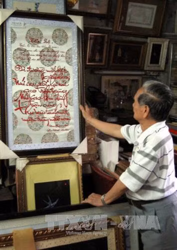 Bức tranh thêu bài “ Tẩu lộ (Đi đường)” của Bác Hồ do nghệ nhân Lê Văn Kinh thực hiện. Ảnh: Quốc Việt – TTXVN.