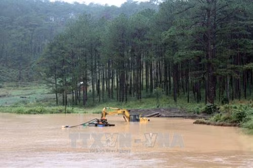 Một chiếc máy xúc bị nhấn chìm trên địa bàn huyện Lạc Dương. Ảnh : Chu Quốc Hùng- Đặng Anh Tuấn- TTXVN