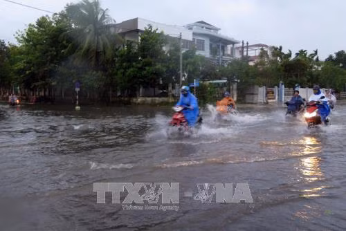 Mưa lớn gây ngập sâu trên đường Hùng Vương, thành phố Tam Kỳ. Ảnh : Đỗ Văn Trưởng- TTXVN
