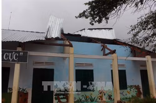 Nhiều nhà dân, trường học ở huyện miền núi Bác Ái bị tốc mái. Ảnh: Công Thử - TTXVN