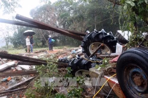 Mưa lũ tàn phá, cuốn trôi nhà và phương tiện máy móc trên địa bàn huyện Lạc Dương. Ảnh : Chu Quốc Hùng- Đặng Anh Tuấn- TTXVN
