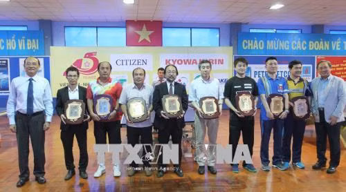 Đại diện Sở Văn Hóa và Thể Thao Thành phố Hồ Chí Minh trao kỷ niệm chương cho các đơn vị tổ chức và các nhà tài trợ. Ảnh: Quang Nhựt – TTXVN