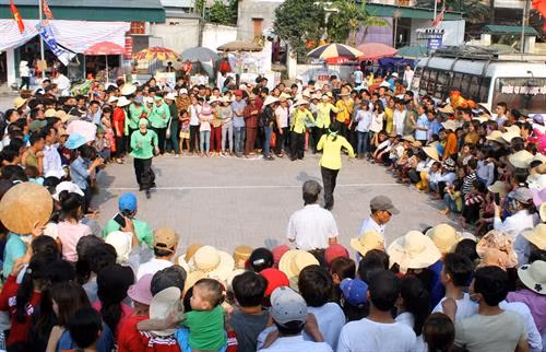 Trò chơi bịt mắt trao cá để phơi tại Lễ hội Đền Cờn. Ảnh: Tá Chuyên – TTXVN