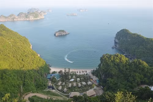 Khu nghỉ dưỡng bãi tắm 2 trên đảo Cát Bà.