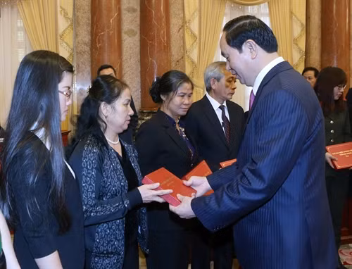 Chủ tịch nước Trần Đại Quang tặng quà các cá nhân điển hình tiên tiến, quần chúng và thân nhân gia đình tiêu biểu có nhiều đóng góp trong phong trào phòng, chống ma tuý tại buổi gặp mặt.