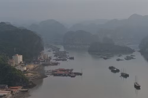 Toàn cảnh khu bến Bèo trên vịnh Lan Hạ.