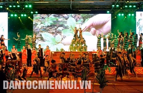 Đồng bào Xê-đăng ở huyện Nam Trà My tổ chức tái hiện Lễ rước biểu tượng sâm Ngọc Linh. Ảnh: Đỗ Trưởng Chương trình biểu diễn nghệ thuật đêm khai mạc Lễ hội sâm Ngọc Linh lần thứ 3 - 2019. Ảnh: Đỗ Trưởng