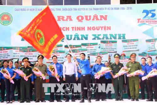 Trao cờ lệnh ra quân chiến dịch tình nguyện Hành quân xanh lần thứ 12 năm 2018. Ảnh: Xuân Dự - TTXVN