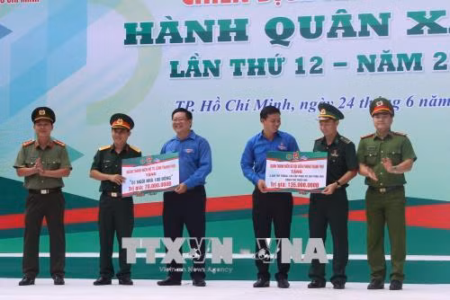Đoàn thanh niên Công an, Đoàn thanh niên Cảnh sát phòng cháy chữa cháy, Đoàn thành niên Bộ Tư lệnh Thành phố Hồ Chí Minh tặng “nhà đồng đội” cho các chiến sĩ công an, bộ đội có hoàn cảnh khó khăn. Ảnh: Xuân Dự - TTXVN