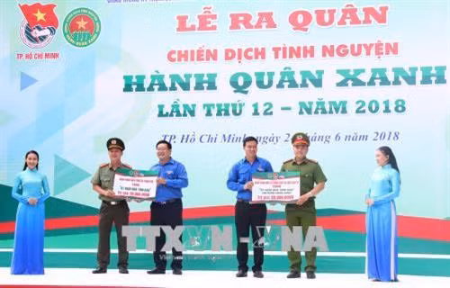 Đoàn thanh niên Công an, Đoàn thanh niên Cảnh sát phòng cháy chữa cháy, Đoàn thành niên Bộ Tư lệnh Thành phố Hồ Chí Minh tặng “nhà đồng đội” cho các chiến sĩ công an, bộ đội có hoàn cảnh khó khăn. Ảnh: Xuân Dự - TTXVN