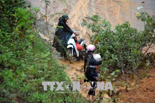 Hiện trường sạt lở tại km280+900, quốc lộ 279. Ảnh: Văn Dũng – TTXVN Sau sự cố sạt lở, tuyến đường bị tê liệt, chỉ có phương tiện xe máy mới men theo đường đất bên vách núi trong khó khăn, vất vả và phải mất cả chục phút đồng hồ mới qua đây được. Ảnh: Văn Dũng – TTXVN