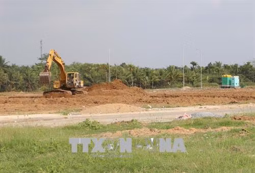 Các đơn vị đang gấp rút thi công công trình Quảng trường Trung tâm tỉnh. Ảnh: Nam Thái - TTXVN