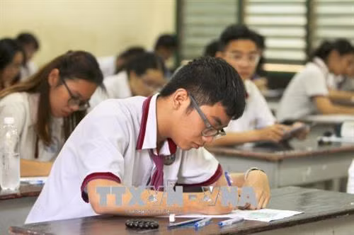Các thí sinh bước vào môn thi ngữ văn đầu tiên của kỳ thi Trung học phổ thông quốc gia 2018 tại Hội đồng thi trường THPT Trưng Vương (Quận 1, Thành phố Hồ Chí Minh). Ảnh: Quang Nhựt – TTXVN