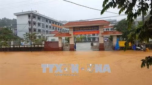 Điểm thi tại trường THPT Chuyên tỉnh Hà Giang bị ngập úng gây khó khăn cho các thí sinh. Ảnh: Minh Tâm - TTXVN