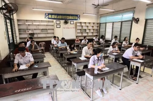 Các thí sinh bước vào môn thi ngữ văn đầu tiên của kỳ thi Trung học phổ thông quốc gia 2018 tại Hội đồng thi trường THPT Trưng Vương (Quận 1, Thành phố Hồ Chí Minh). Ảnh: Quang Nhựt – TTXVN