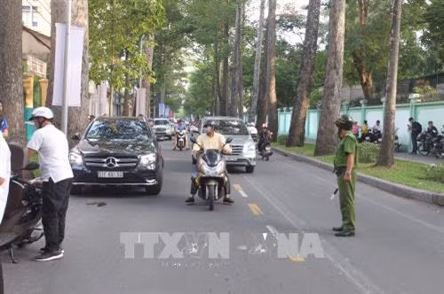 Lực lượng công an hỗ trợ lưu thông trong ngày thi đầu tiên Trung học phổ thông quốc gia 2018 tại Thành phố Hồ Chí Minh. Ảnh: Quang Nhựt - TTXVN