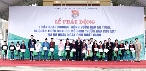 Trung ương Đoàn Thanh niên Cộng sản Hồ Chí Minh trao tặng 20 suất học bổng Vừ A Dính cho các em học sinh vượt khó học giỏi. Ảnh: Thu Hằng - TTXVN