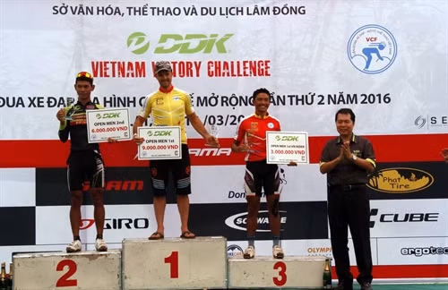 Ban tổ chức trao giải nhất, nhì, ba cho các nam vận động viên. Ảnh: Đặng Tuấn-TTXVN