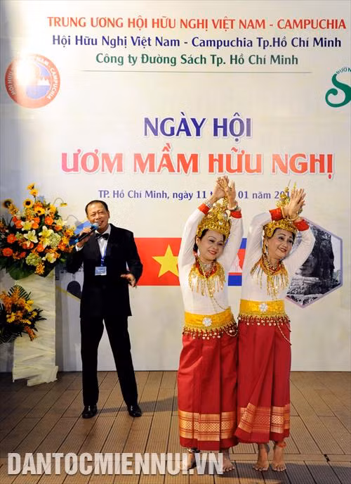 Một tiết mục ca múa truyền thống Campuchia được các nghệ sỹ biểu diễn tại Ngày hội