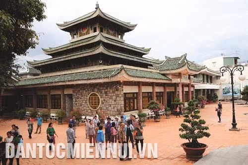 Miếu Bà Chúa Xứ là di tích lịch sử cấp quốc gia, mỗi năm thu hút khoảng 4 triệu lượt khách đến tham quan, hành hương. Ảnh: An Hiếu Du khách tham quan Nhà trưng bày cổ vật tại Lăng Thoại Ngọc Hầu nằm trong quần thể Khu du lịch quốc gia Núi Sam.Ảnh: An Hiếu Hàng năm, lễ hội Vía Bà Chúa Xứ núi Sam được tổ chức trang trọng từ ngày 23 - 27/4 (âm lịch), trong đó ngày vía chính là ngày 25. Ảnh: An Hiếu
