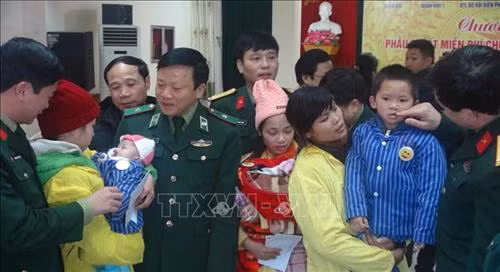 Đại diện Ban tổ chức Chương trình giao lưu, thăm hỏi gia đình có trẻ bị dị tật khe hở môi được phẫu thuật. Ảnh: Quang Duy - TTXVN