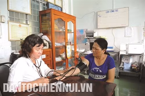 Khám chữa bệnh cho người dân tại Trạm y tế xã Vĩnh Tế .Ảnh: An Hiếu