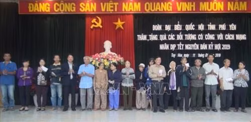 Đoàn đại biểu Quốc hội tỉnh Phú Yên trao quà ho hộ gia đình chính sách ở thành phố Tuy Hòa. Ảnh: Thế Lập - TTXVN