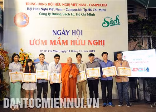 Trao tặng bằng khen của Trung ương Hội hữu nghị Việt Nam - Campuchia cho các sinh viên Campuchia có thành tích học tập tốt tại Ngày hội
