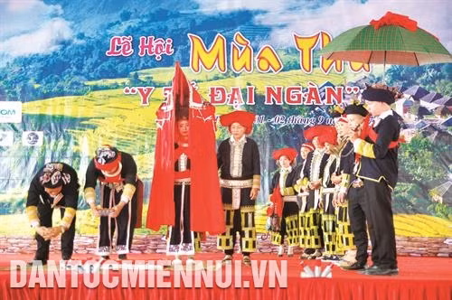 Trong khuôn khổ Lễ hội mùa Thu "Sức hút đại ngàn" năm 2018, Ủy ban Nhân dân huyện Bát Xát phối hợp với Chi hội nghệ sĩ nhiếp ảnh Lào Cai tổ chức Triển lãm ảnh "Vàng trên Y Tý". Ảnh: Cao Hương Trong khuôn khổ Lễ hội, 113 vận động viên đã tham gia Giải leo núi chinh phục đỉnh Lảo Thẩn lần thứ 2 - năm 2018. Ảnh: Cao Hương Đông đảo đồng bào dân tộc và khách du lịch đã tham dự Lễ hội mùa Thu Sa Pa năm 2018. Ảnh: Cao Hương Tái hiện lễ cưới của người Dao đỏ trong đêm khai mạc Lễ hội mùa Thu. Ảnh: Cao Hương Du khách tham quan làng nghề chạm bạc tại thôn Séo Pờ Hồ ở xã Mường Hum, huyện Bát Xát. Ảnh: Cao Hương Lễ hội mùa Thu được tổ chức nằm trong chuỗi sự kiện Lễ hội bốn mùa Xuân, Hạ, Thu, Đông, nhằm phát huy những giá trị văn hóa truyền thống, đậm đà bản sắc của các dân tộc sinh sống dưới chân núi Hoàng Liên. Ảnh: Cao Hương Du khách trải nghiệm mùa vàng ở xã Lao Chải, huyện Sa Pa. Ảnh: Cao Hương