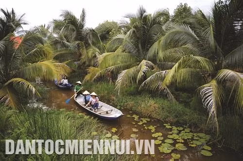 Du khách tham quan Vườn sinh thái Út Cưng ở xã Vĩnh Tế, thành phố Châu Đốc bằng xuồng. Ảnh: An Hiếu Nhiều hoạt động văn hóa nghệ thuật dân gian như: múa rồng, múa lân... được tổ chức trong dịp lễ hội Vía Bà Chúa Xứ núi Sam, thu hút đông đảo người xem. Ảnh: An Hiếu