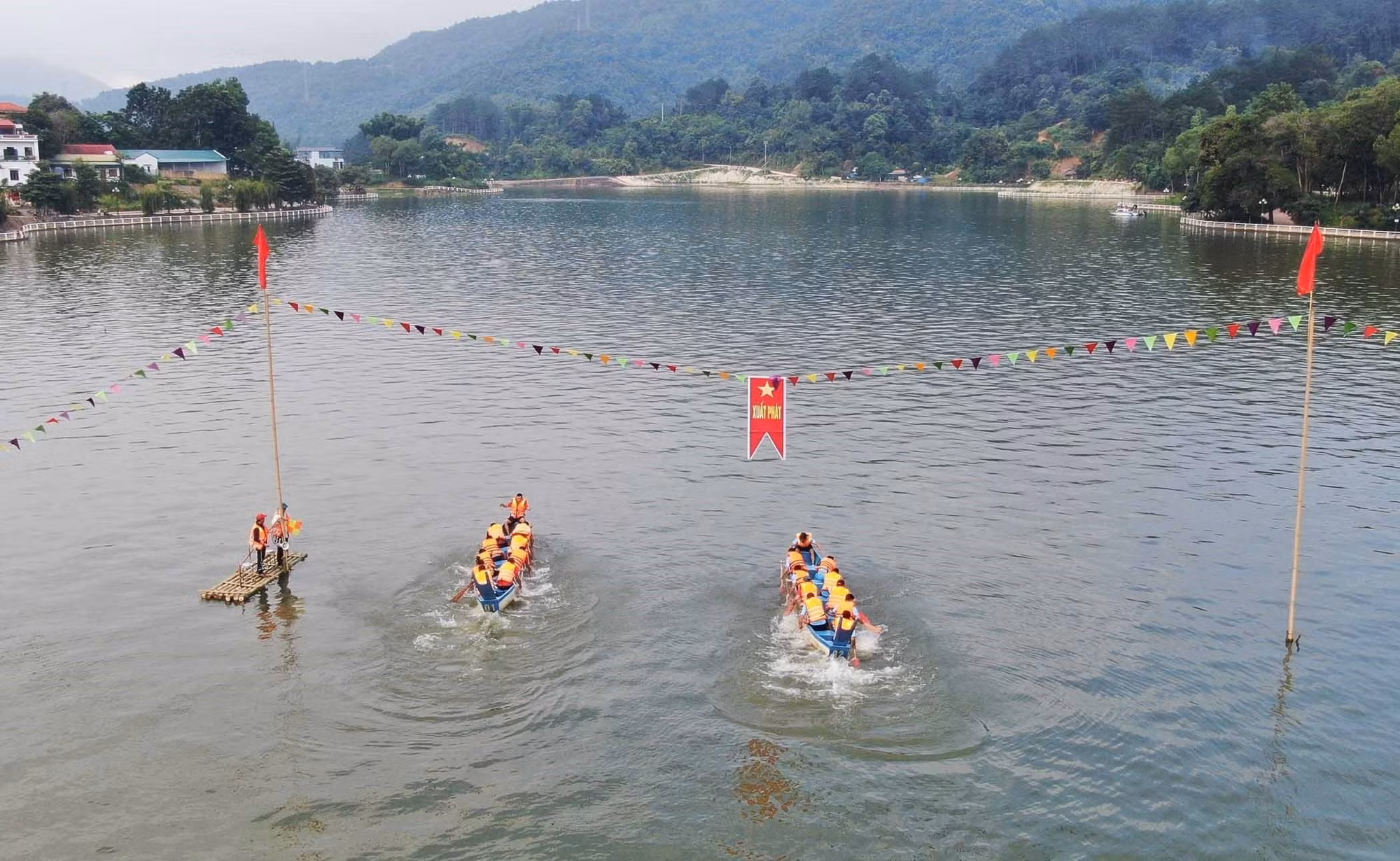 Hấp dẫn Giải đua thuyền đuôi én ở Than Uyên ảnh 4
