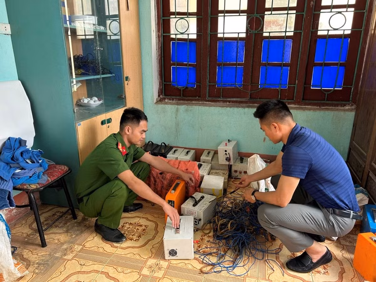 Thanh Hóa: Ngăn chặn tình trạng sử dụng kích điện đánh bắt giun đất ảnh 2
