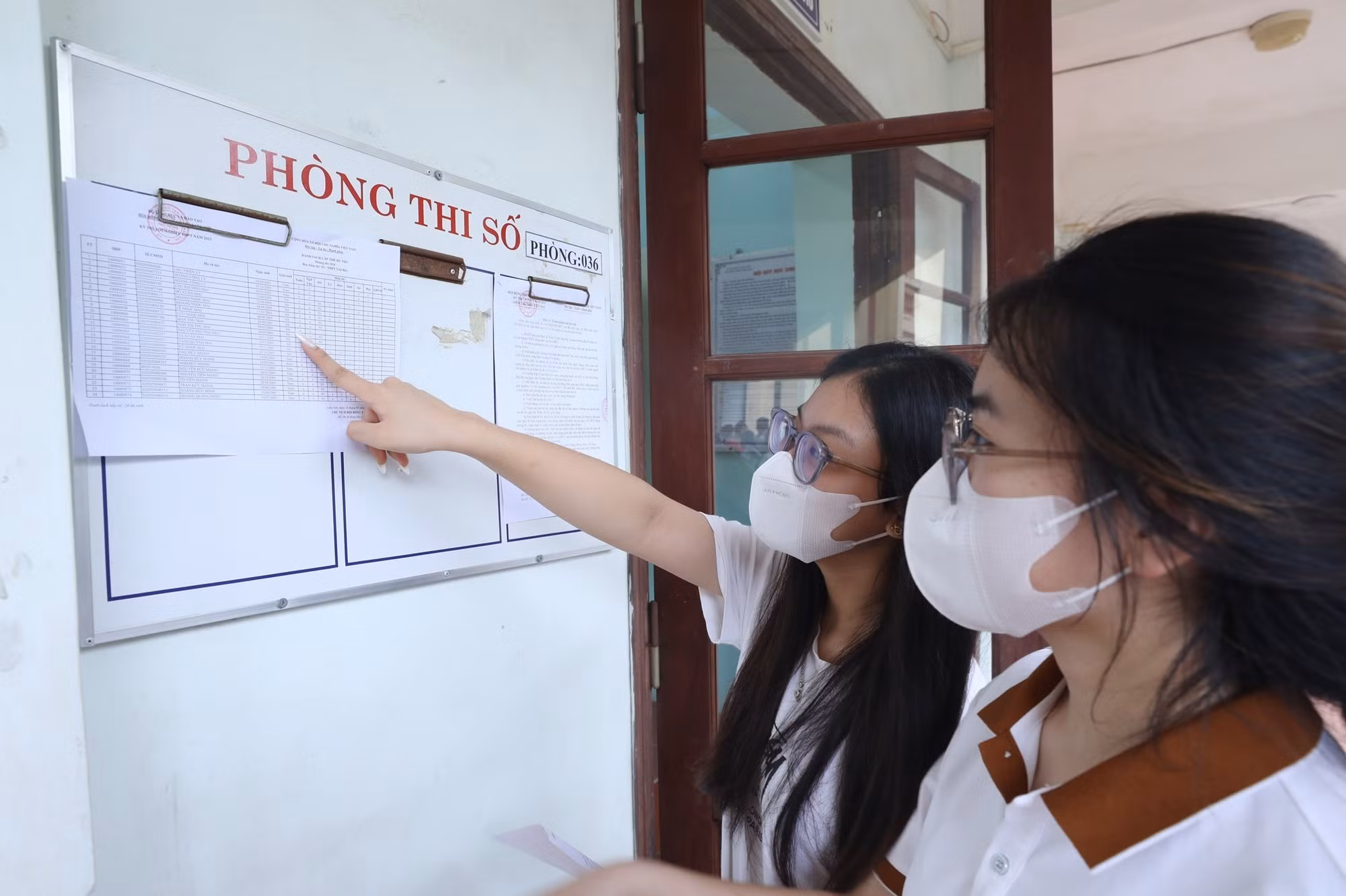 Kỳ thi Tốt nghiệp THPT 2023: Thầy cô tận nhà đưa thí sinh vượt quãng đường ngập sâu đến trường thi ở Lạng Sơn ảnh 2