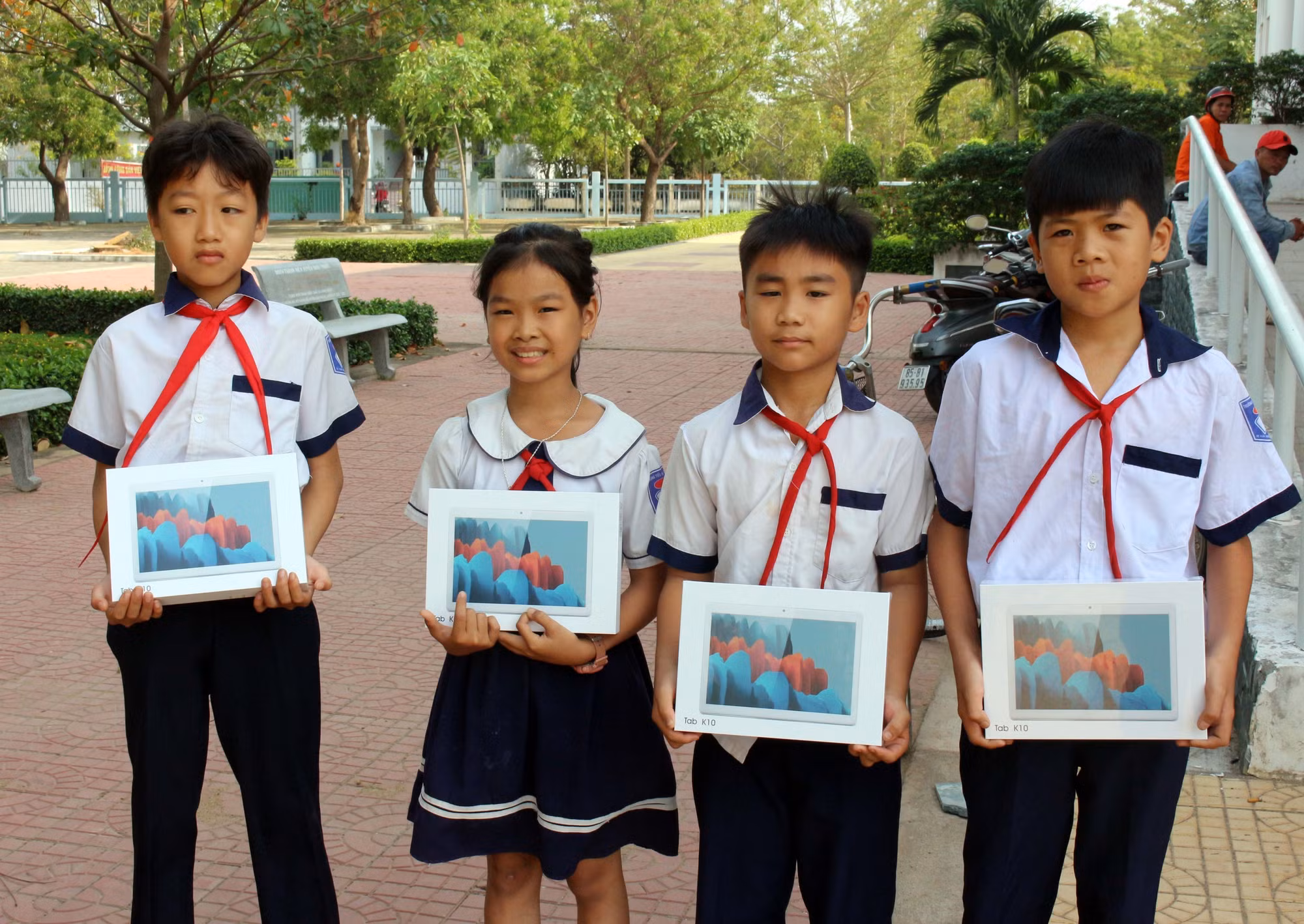 Trao hơn 1.200 máy tính bảng cho học sinh tại Ninh Thuận ảnh 1