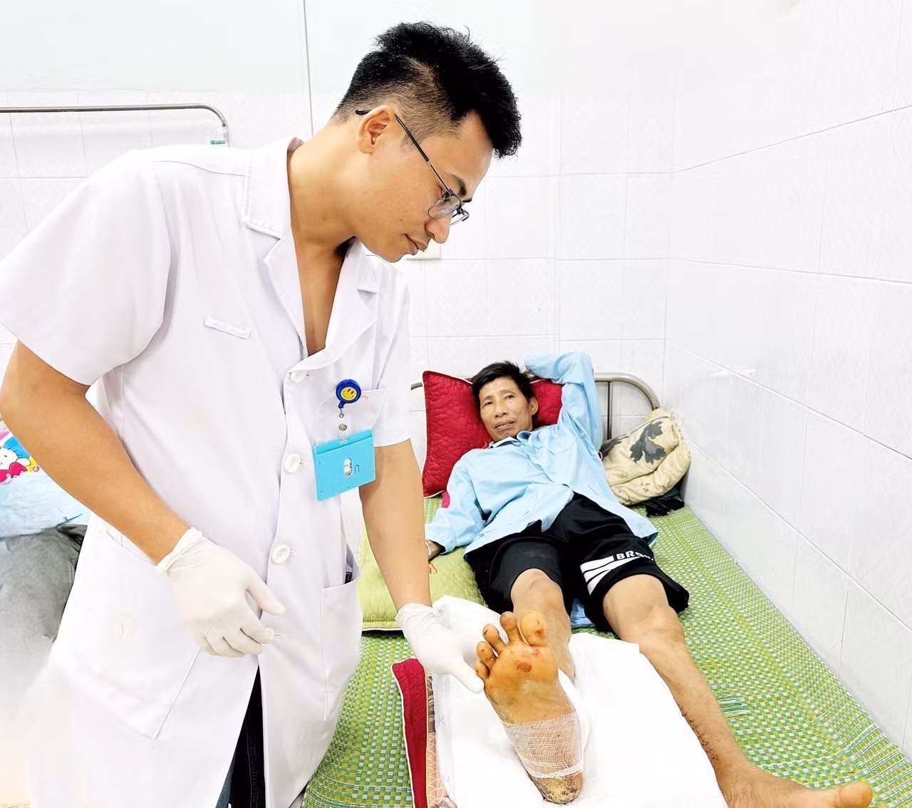 Nối thành công cẳng chân đứt rời cho nam bệnh nhân bị tai nạn lao động ảnh 3
